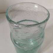 Vase vintage en verre bullé vert très pâle, souffle artisanal