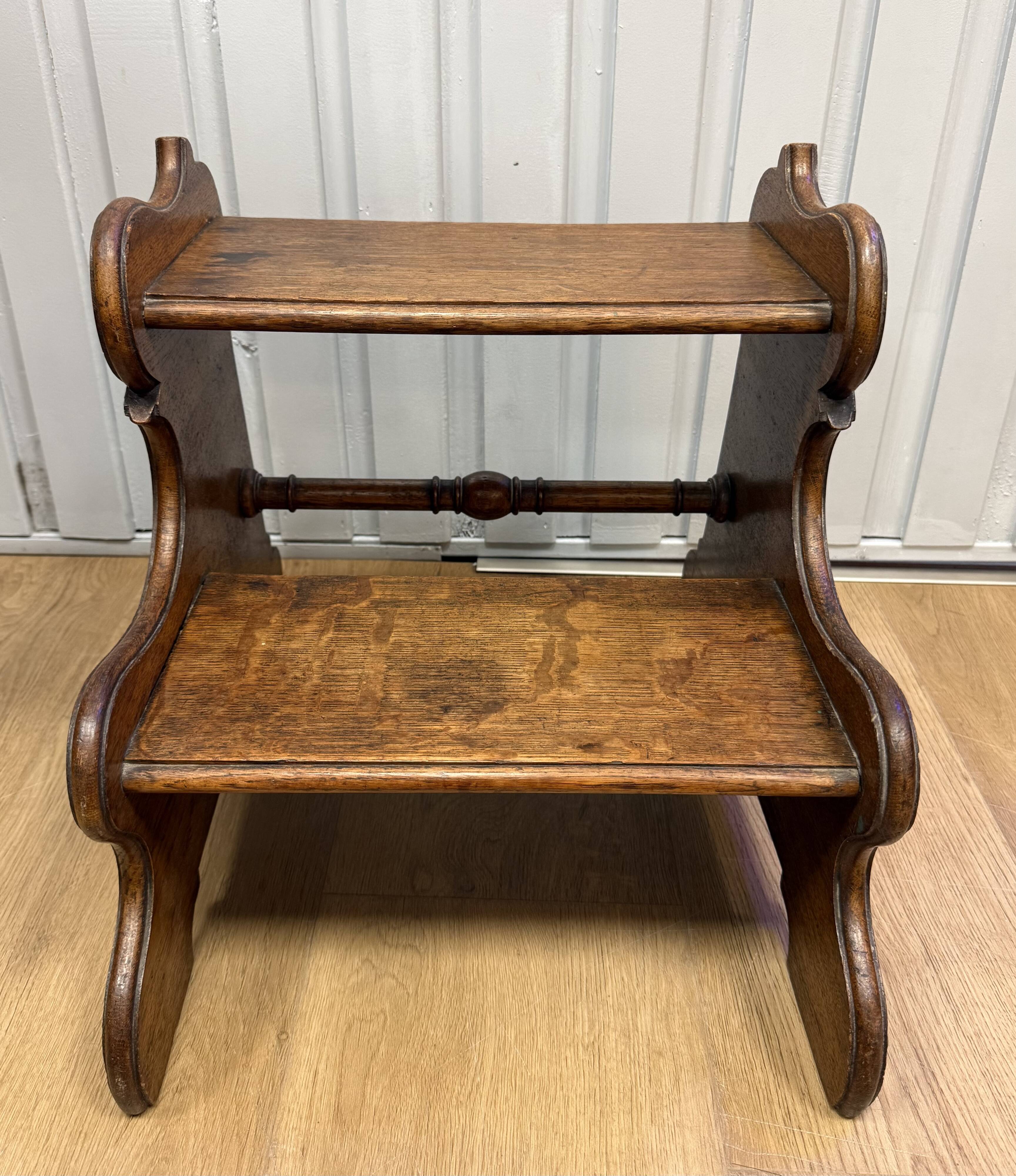 Small library step stool in oak from the 19th century.