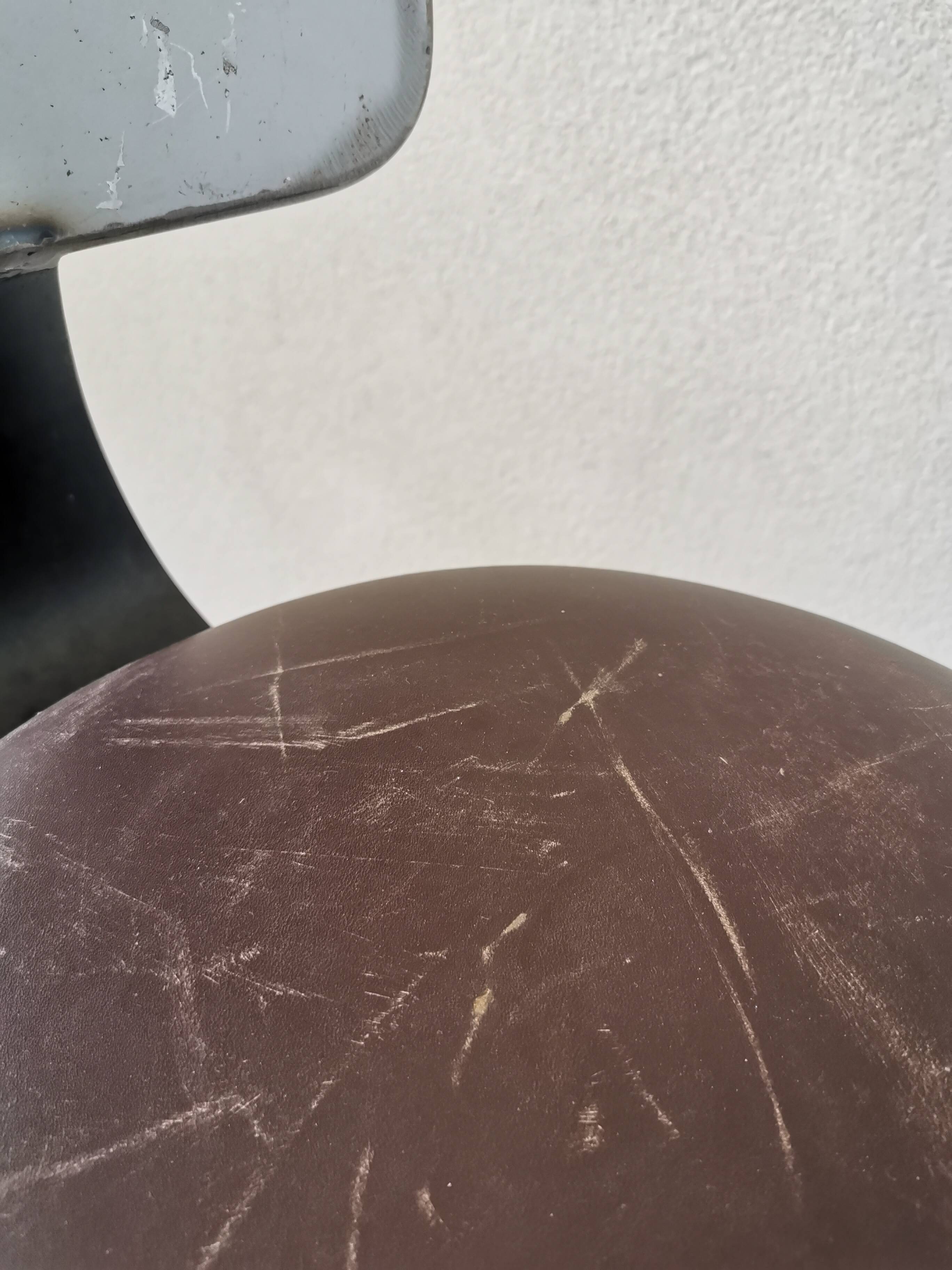 Chaise de bar vintage en métal faite à la main : siège pivotant en cuir à hauteur réglable