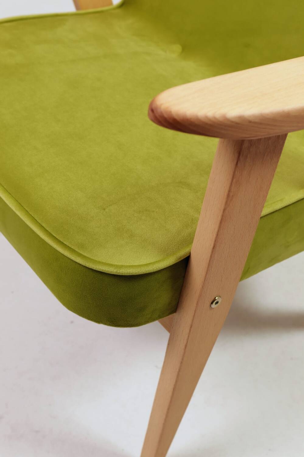 Fauteuil moderne en velours vert lime design par Chierowski