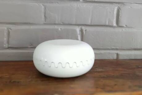 Mebel Clam ashtray from the 1970s by Alan Fletcher in white.