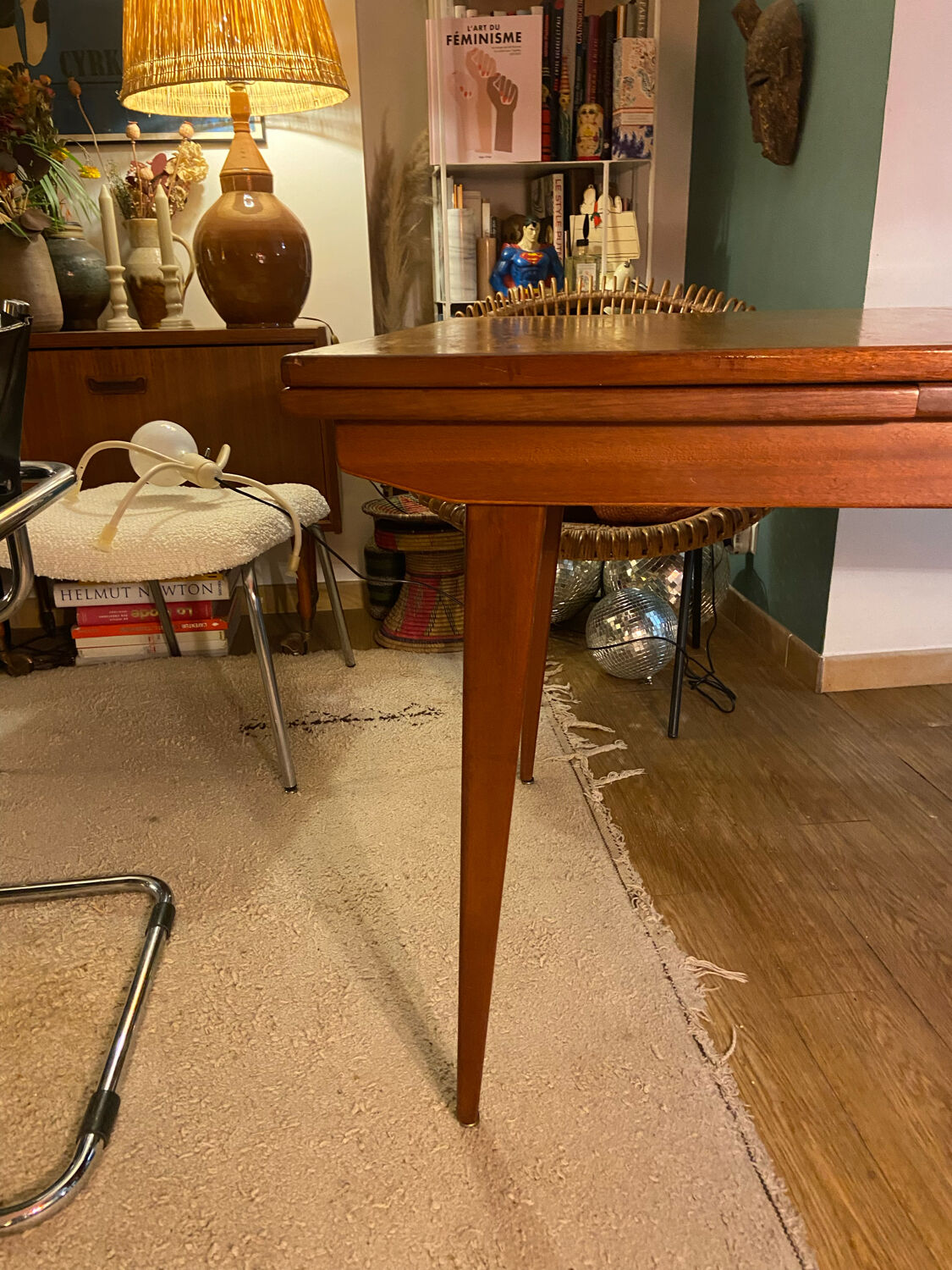 Stretchable solid teak table and ash top