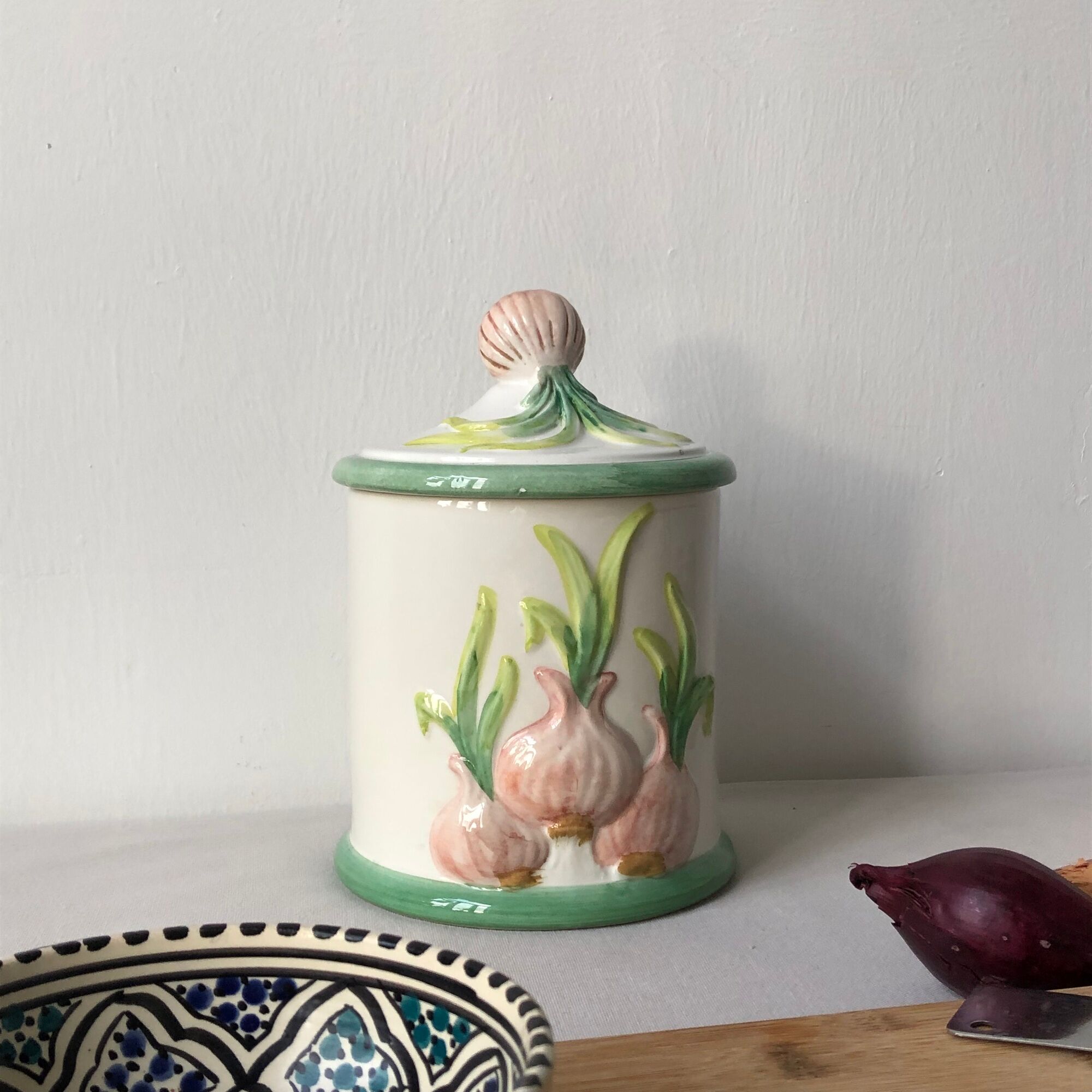 Pot with lid in slip decorated with new onions / garlic. Manufacturer: HANDARBEIT Italy