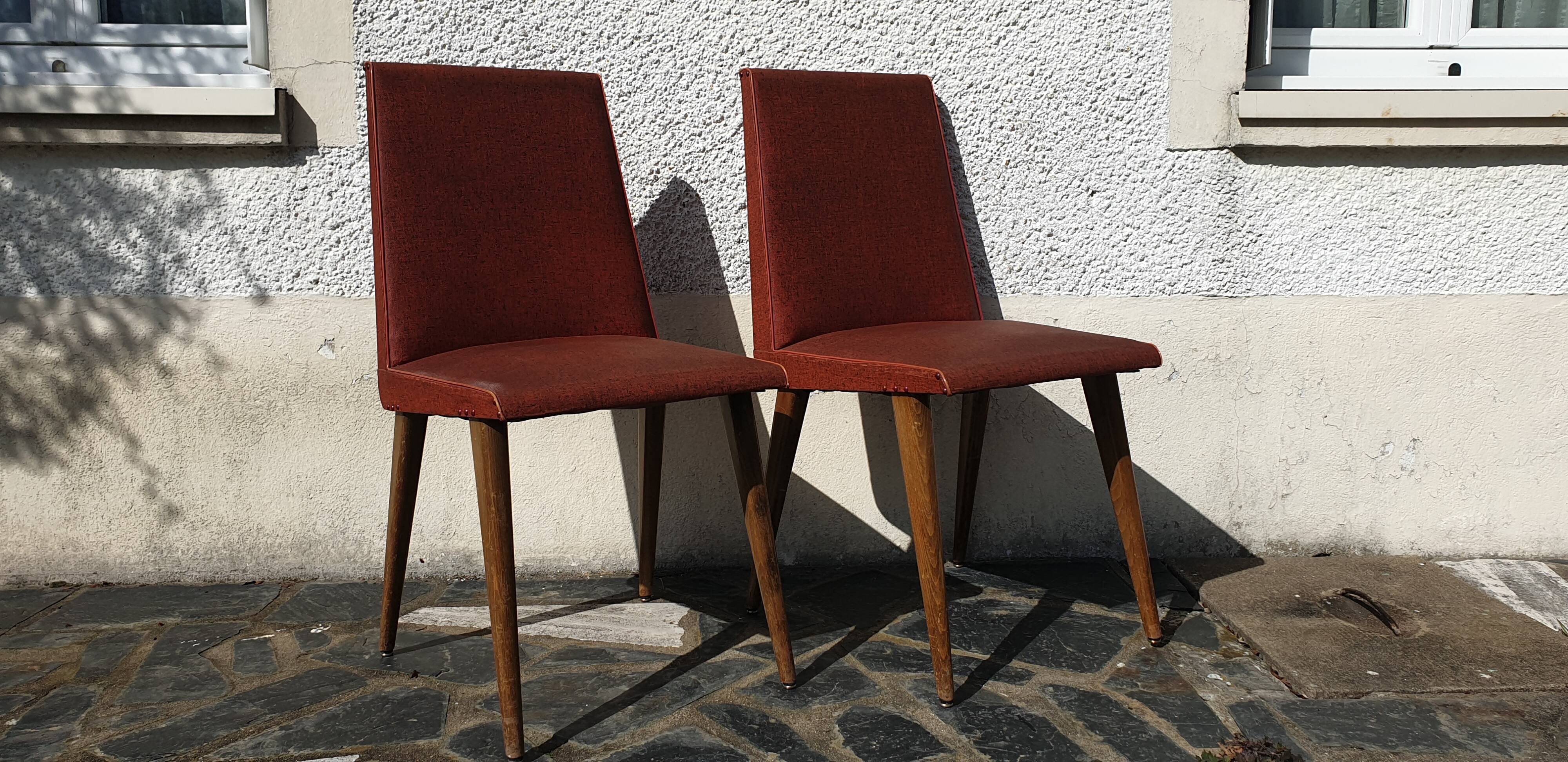 Pair of 1950s lounge chairs in oak and red moleskin.
