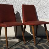 Pair of 1950s lounge chairs in oak and red moleskin.