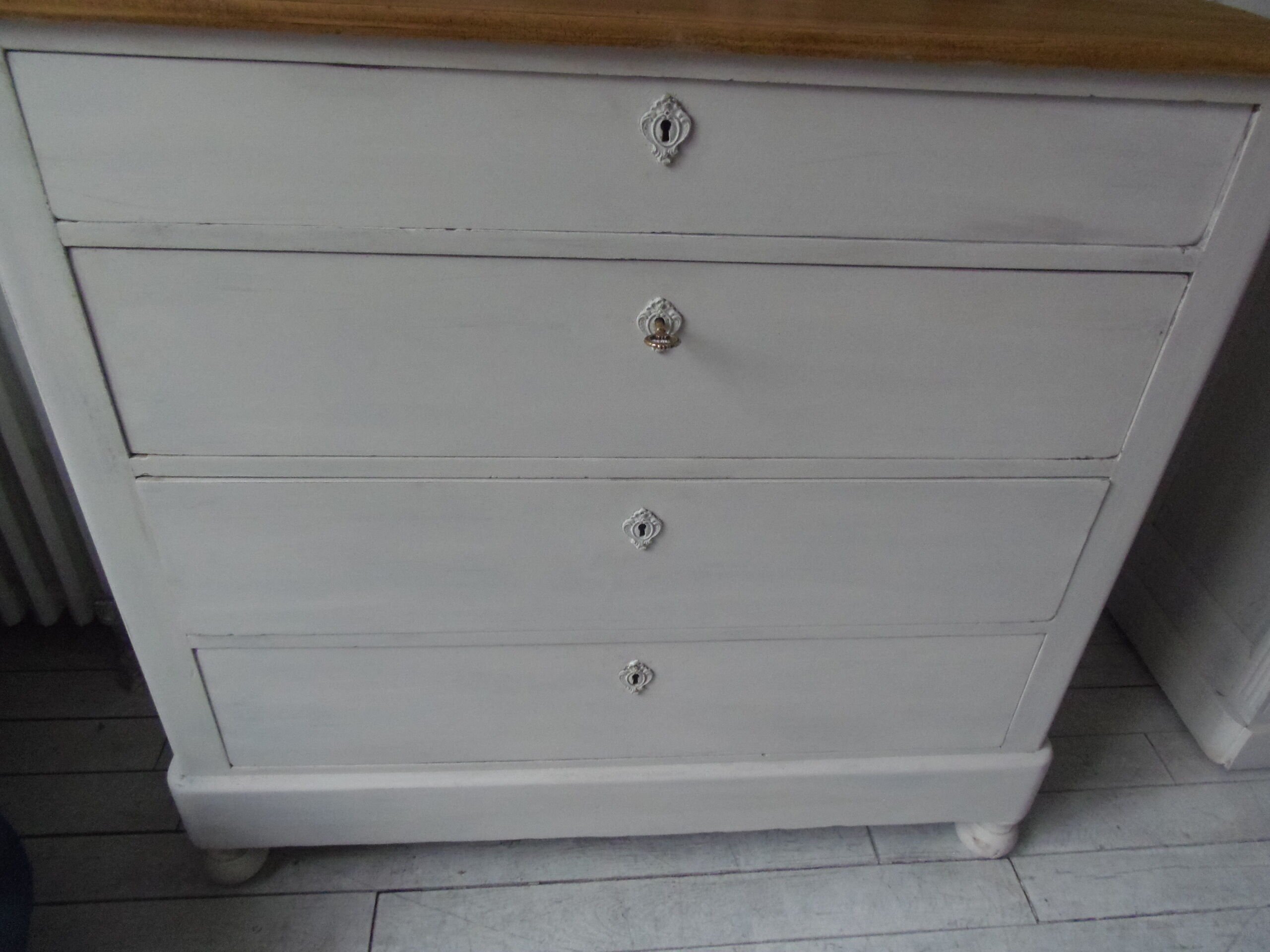 Chest of drawers of the year 1900 revisited, patinated pearl gray, wooden top.