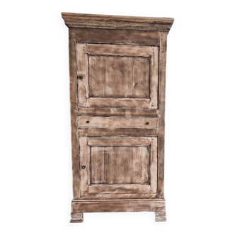 Bonnetière/ homme debout