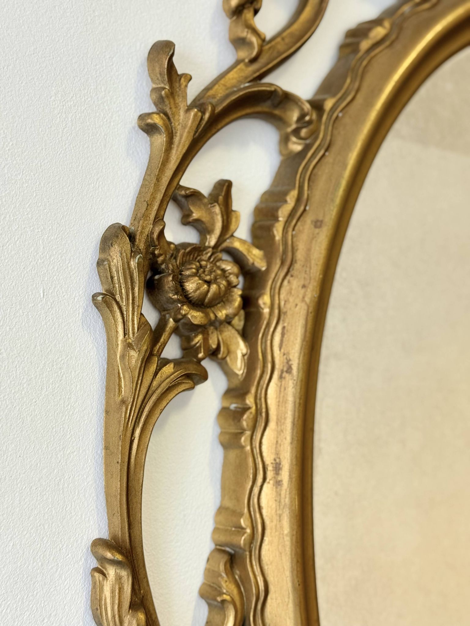 Miroir ovale en or de style baroque par Roberta Wood