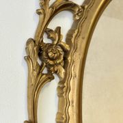Miroir ovale en or de style baroque par Roberta Wood