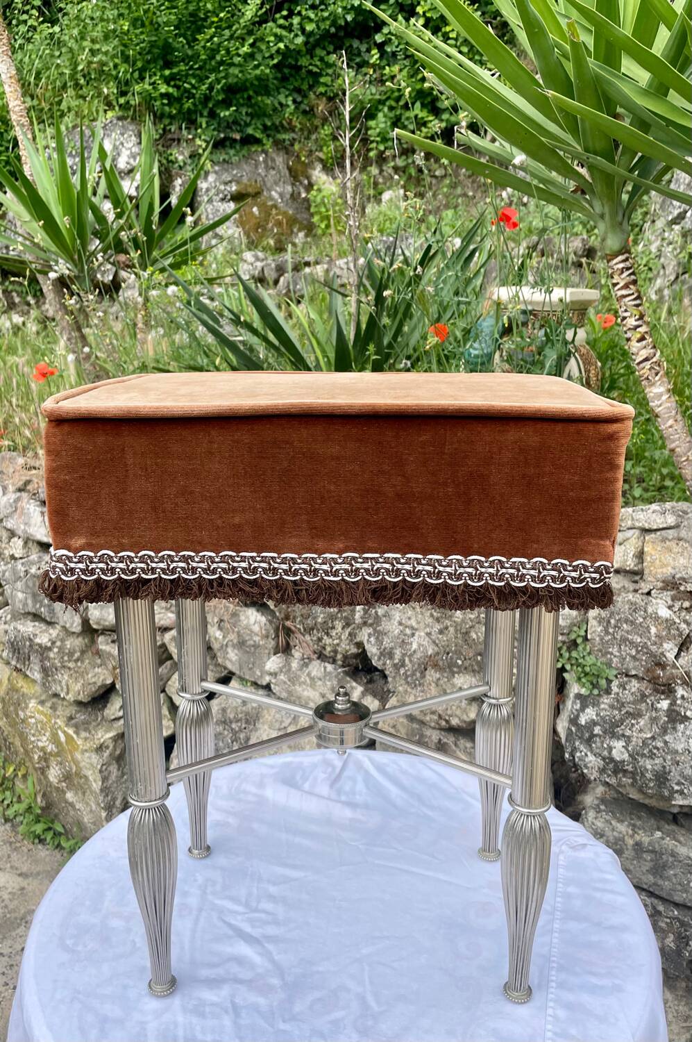 Charmant tabouret en velours marron et métal chromé