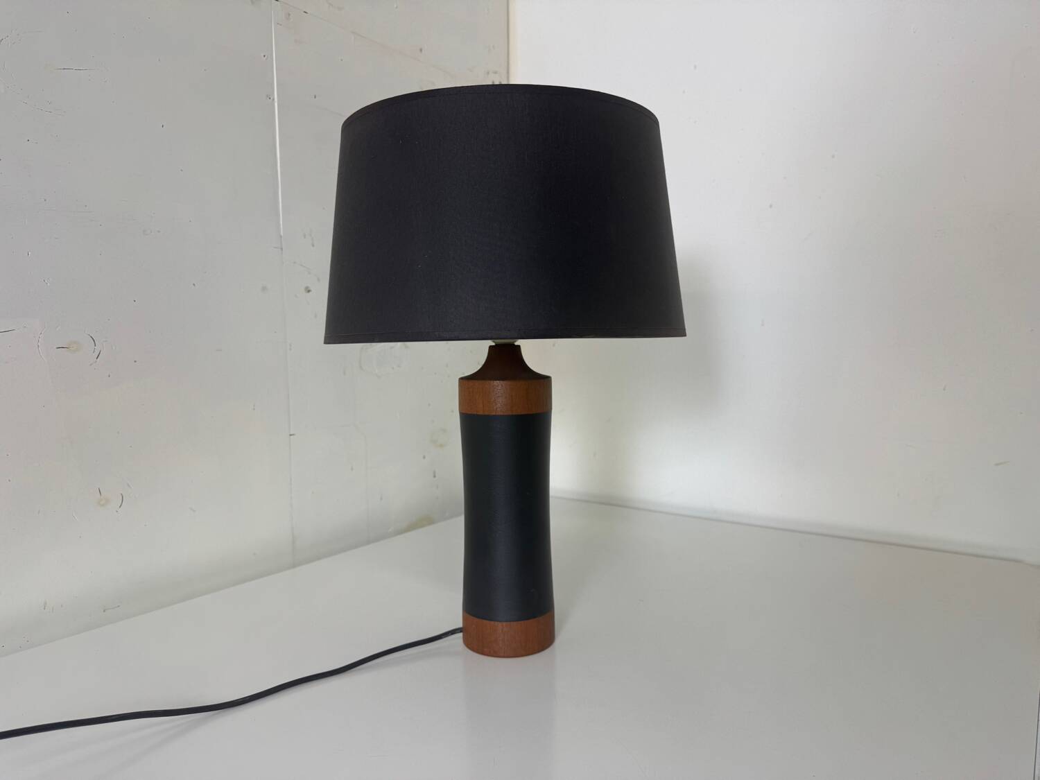 Lampe de table scandinave danoise du milieu du siècle en teck et cuir, années 1950