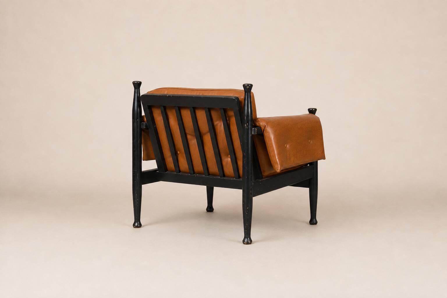 Paire de fauteuils lounge « safari » en cuir cognac et hêtre noir — c. 1970