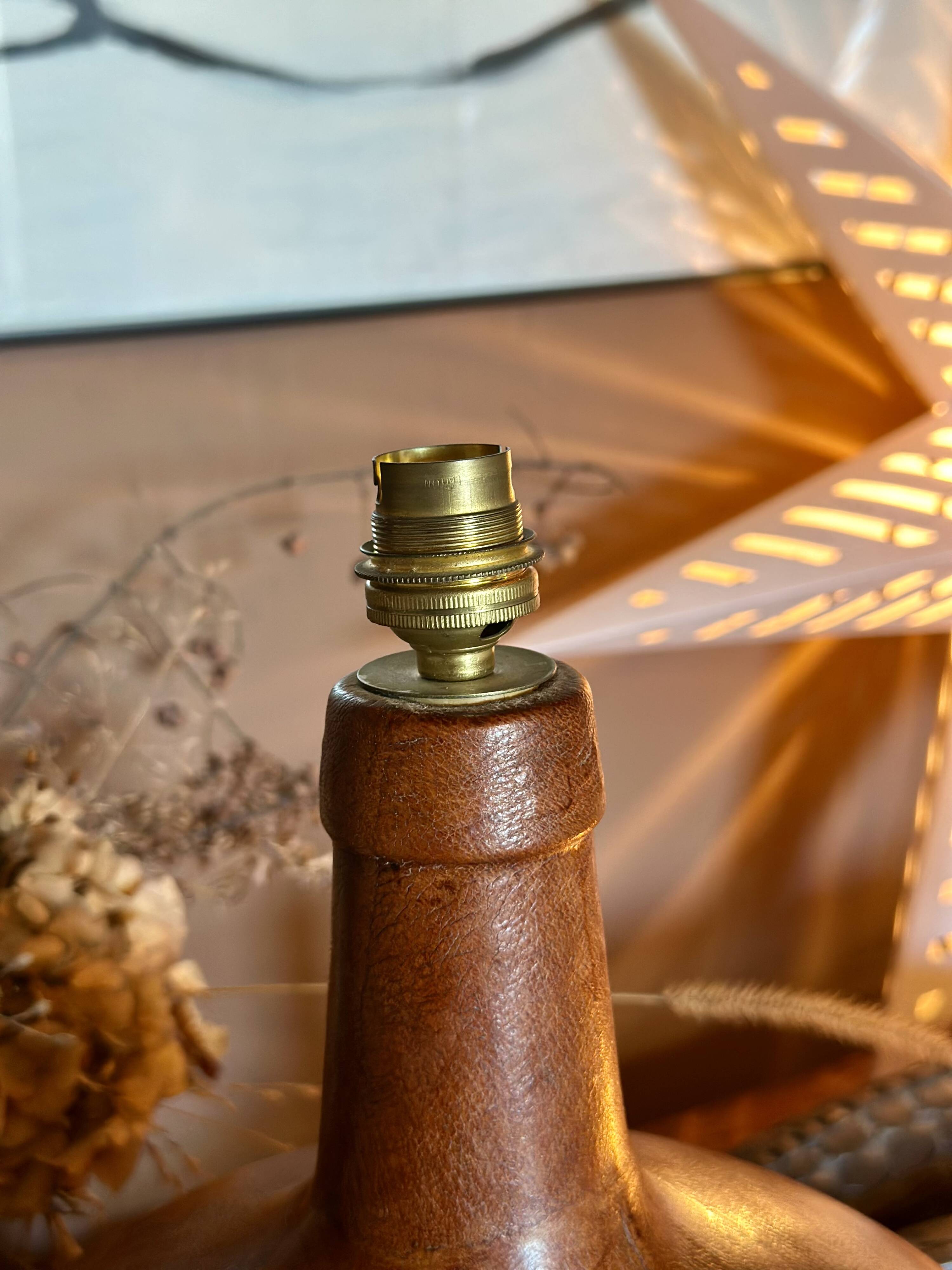 Give me a leather Jeanne. A unique vintage lamp, combining history and elegance.