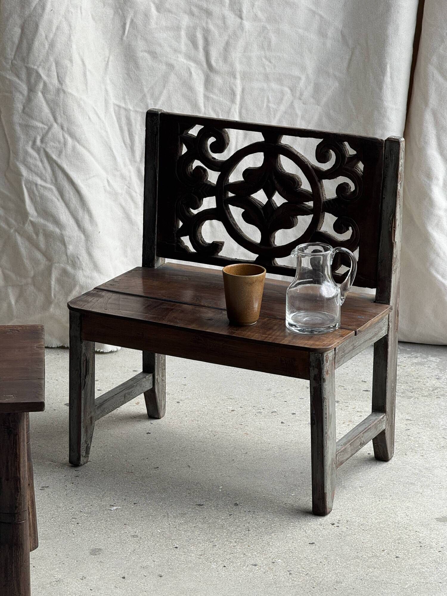 Mini banc à dossier sculpté à motif de rosace et volutes H59 L51