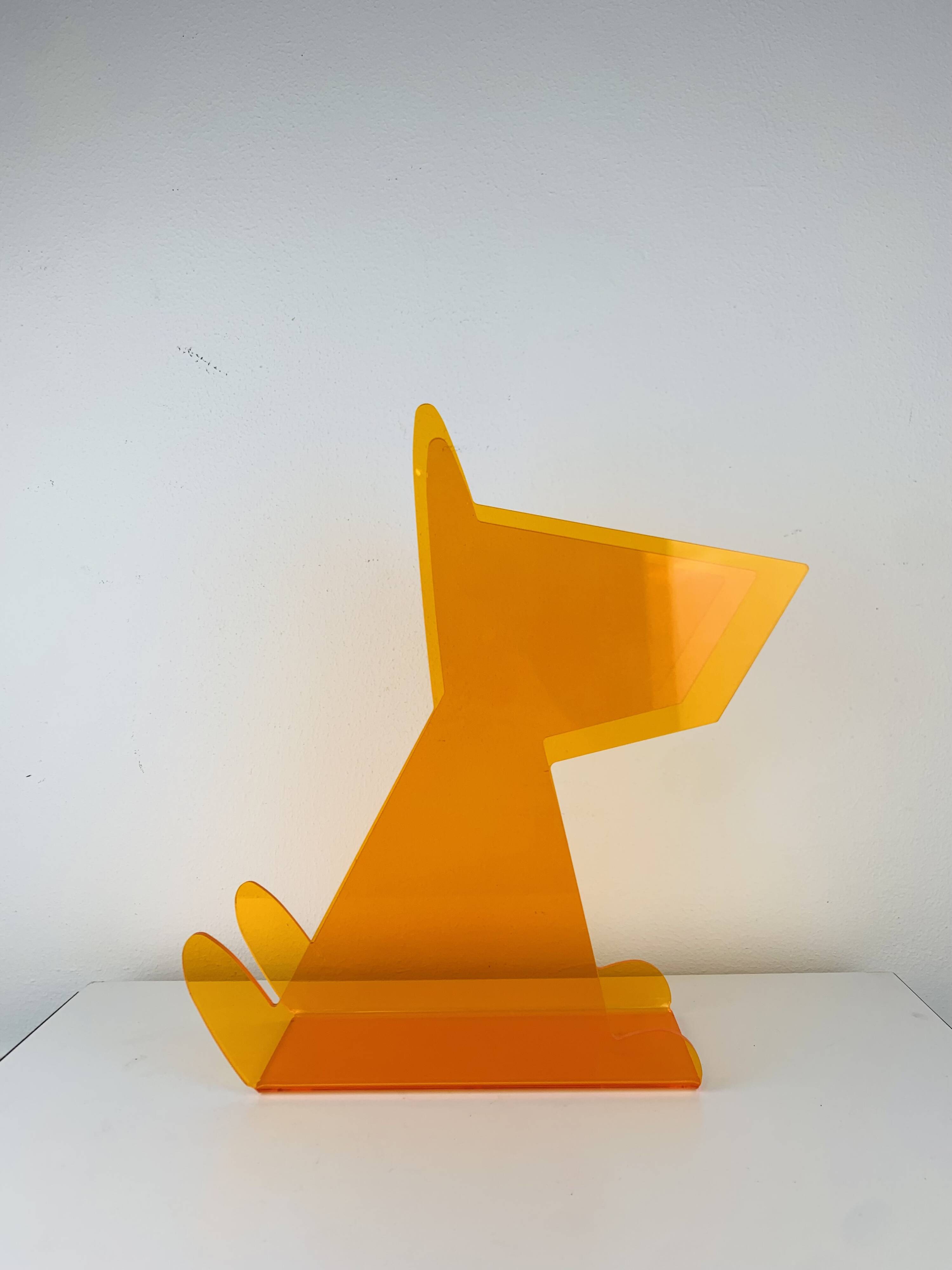 Porte-revues chien en plexiglas orange, vintage