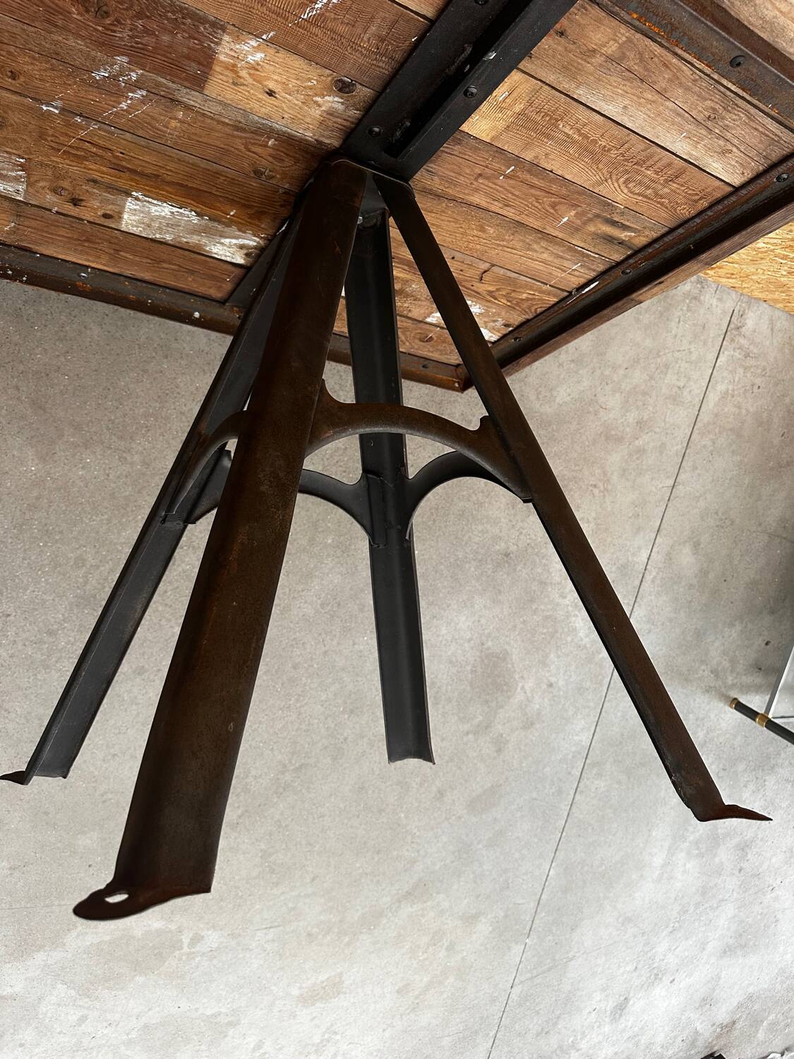 Large table for 10 people - 3m long - antique top / industrial legs