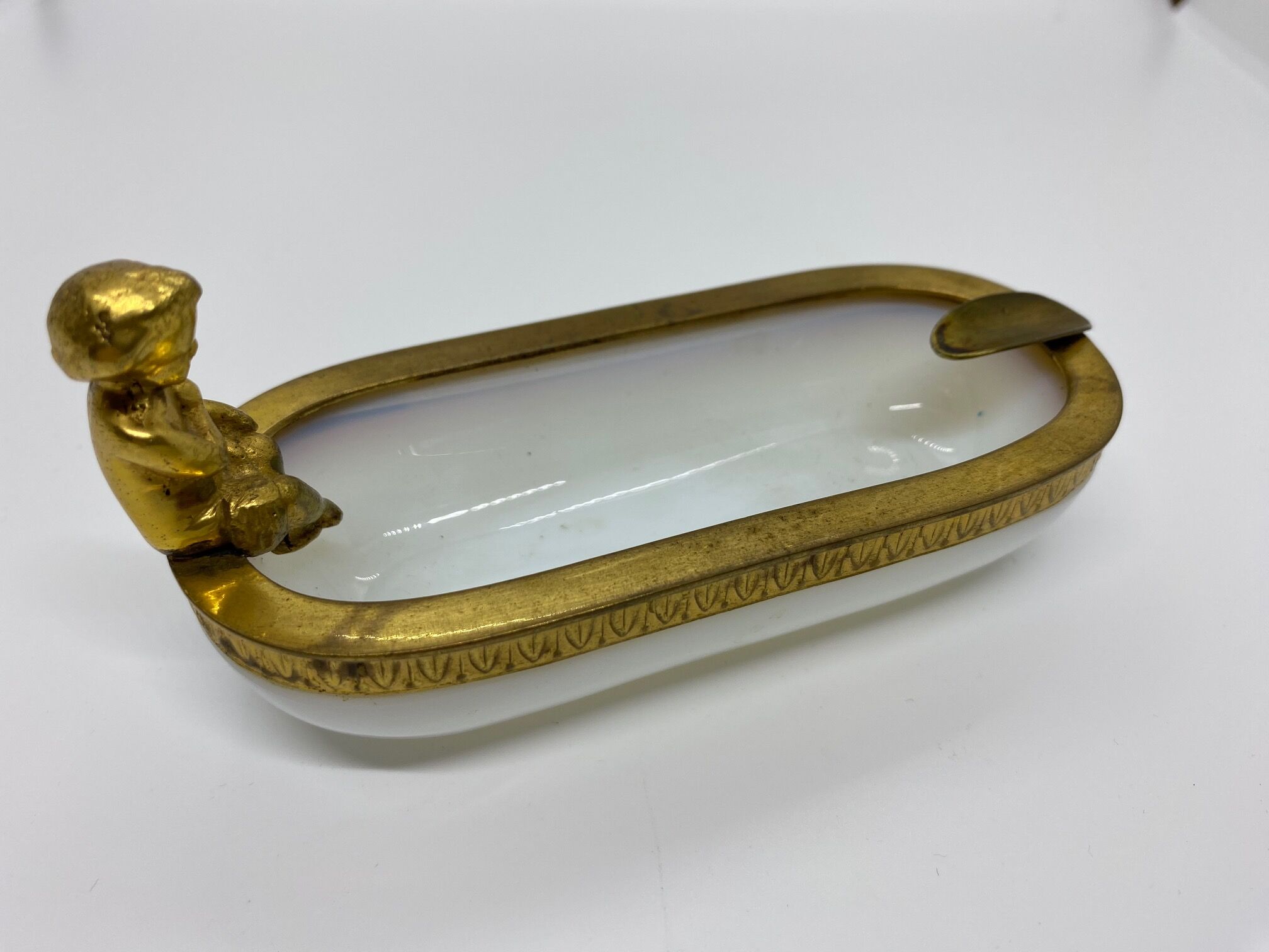 Ashtray in white milky opaline and gilded brass