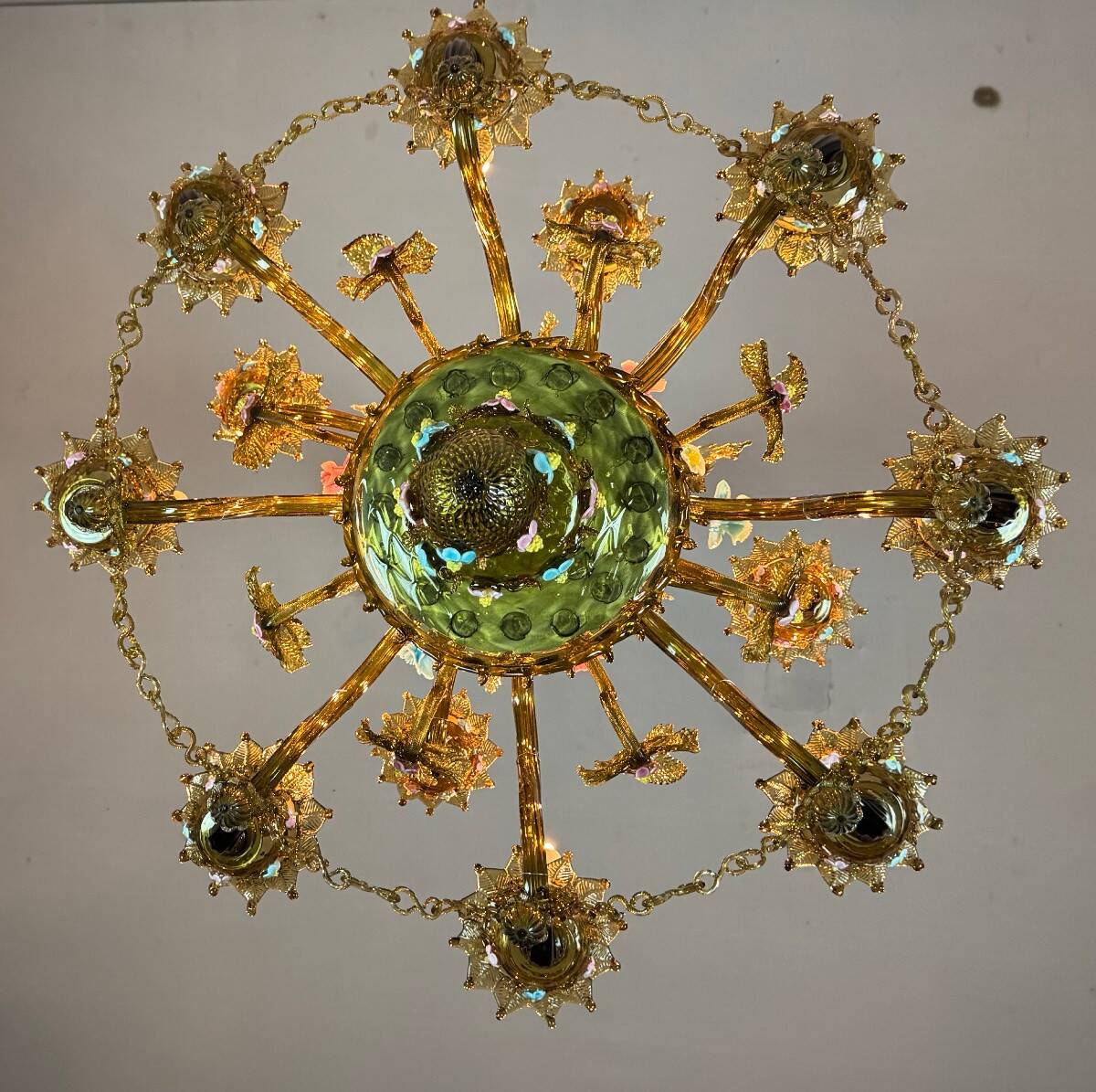 Venetian chandelier in multi-colored Murano glass with a green dominant color, 12 light arms, circa 1880