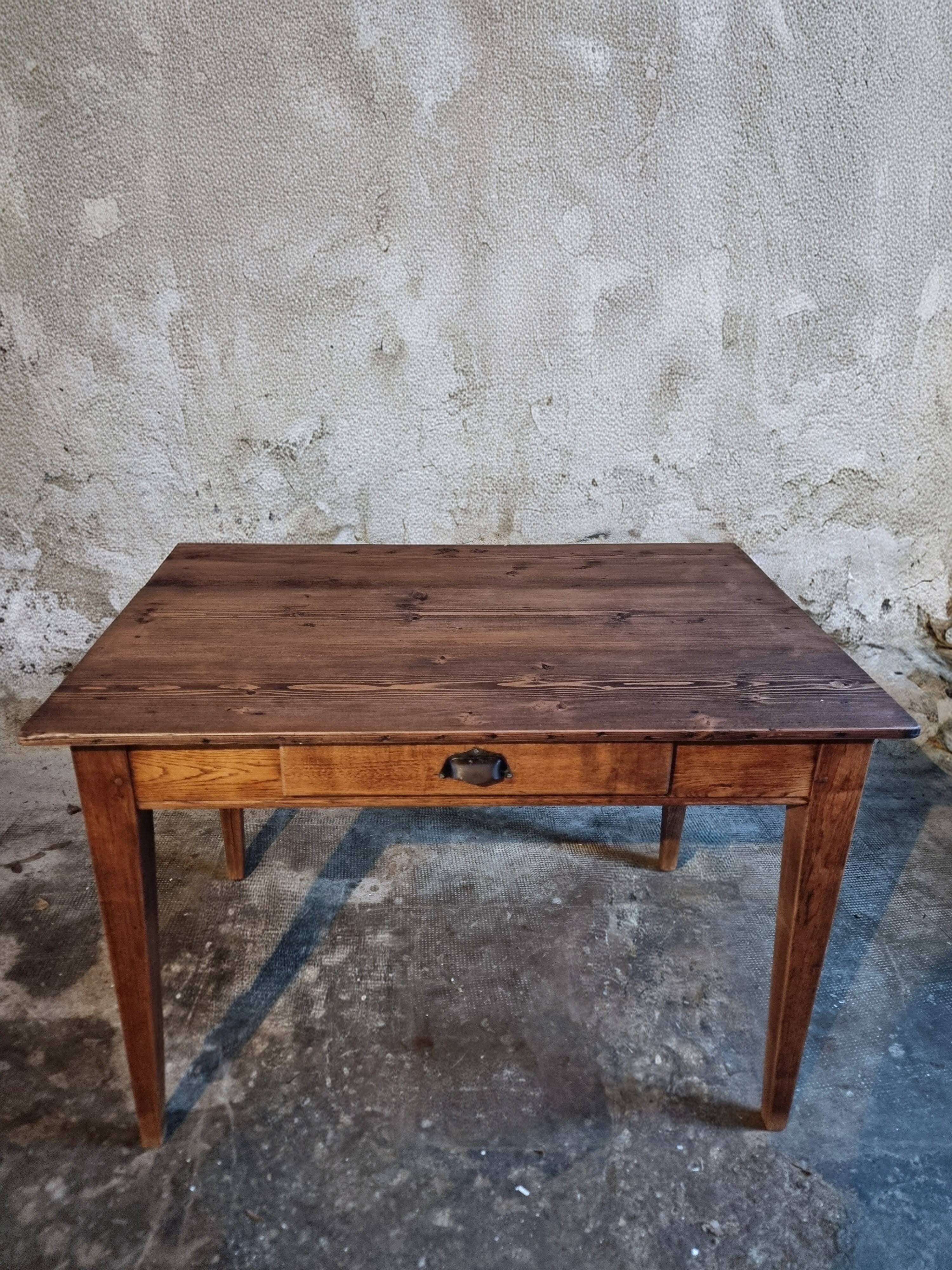French antique table with drawer – Around 1920 – Pine top and legs.