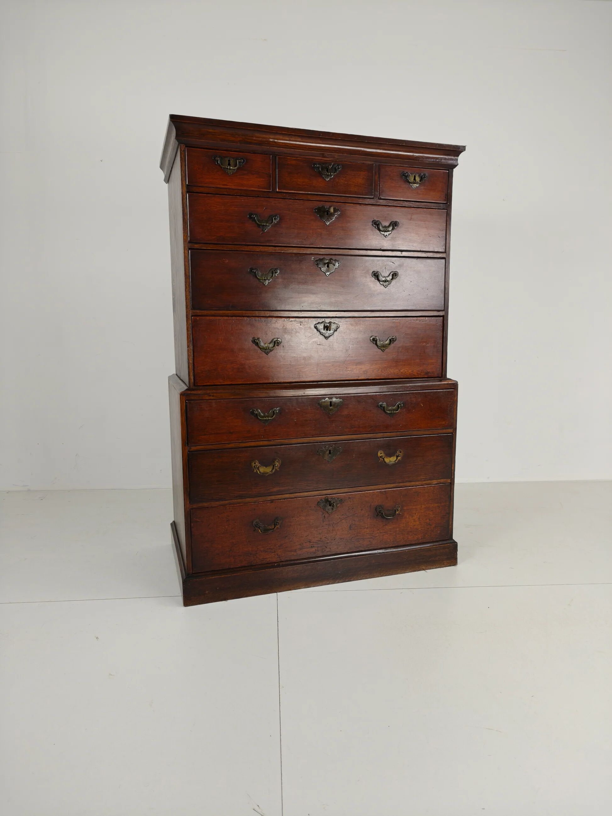Commode haute de campagne George III / coffre sur coffre