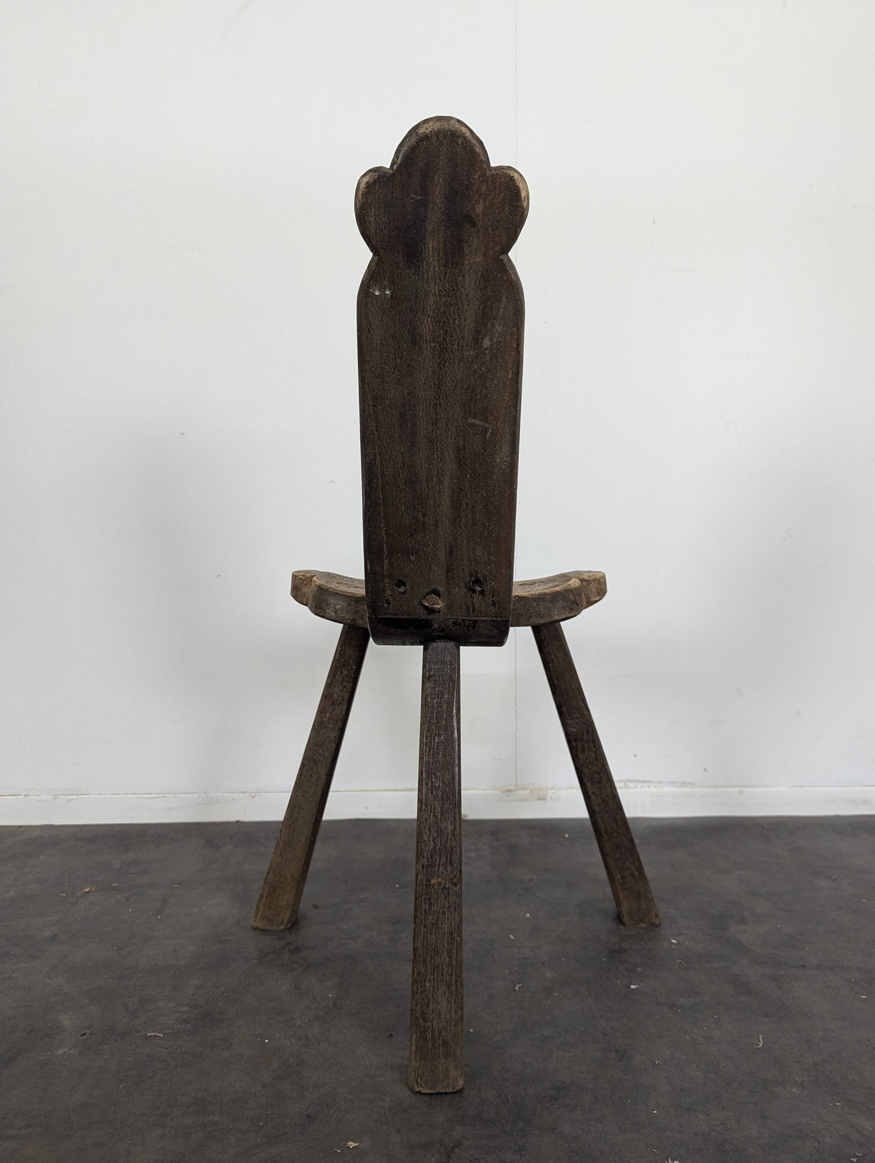 Chaise tripode brustaliste