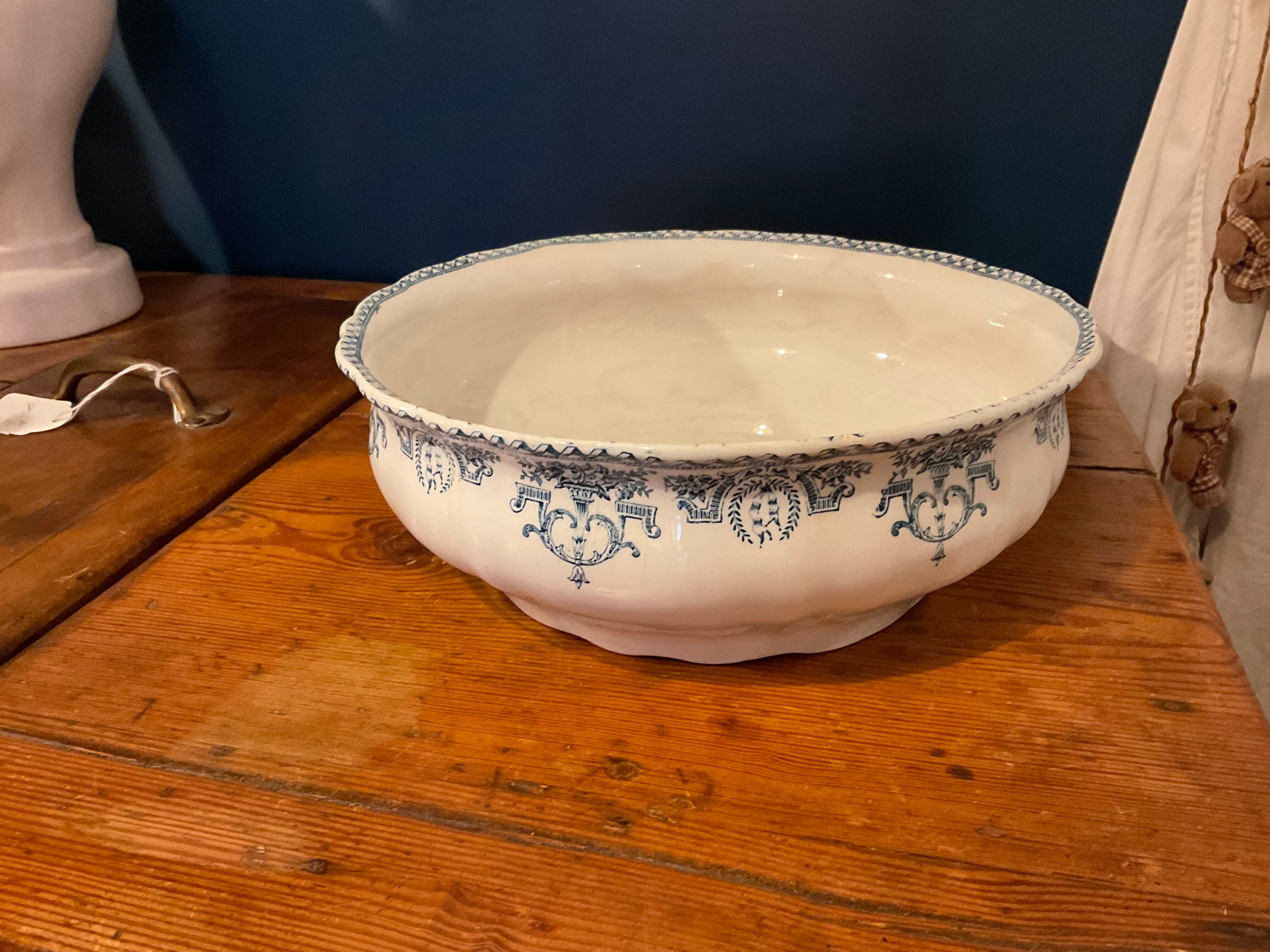 Salad bowl. Iron Earth . Model Louis XVI. 1900