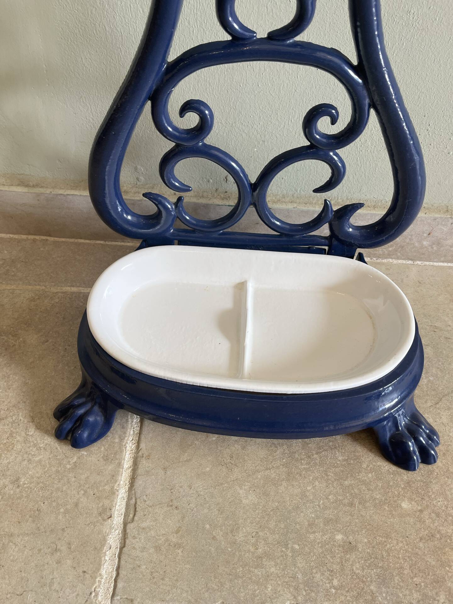 Enamelled cast iron umbrella stand from the early 20th century.