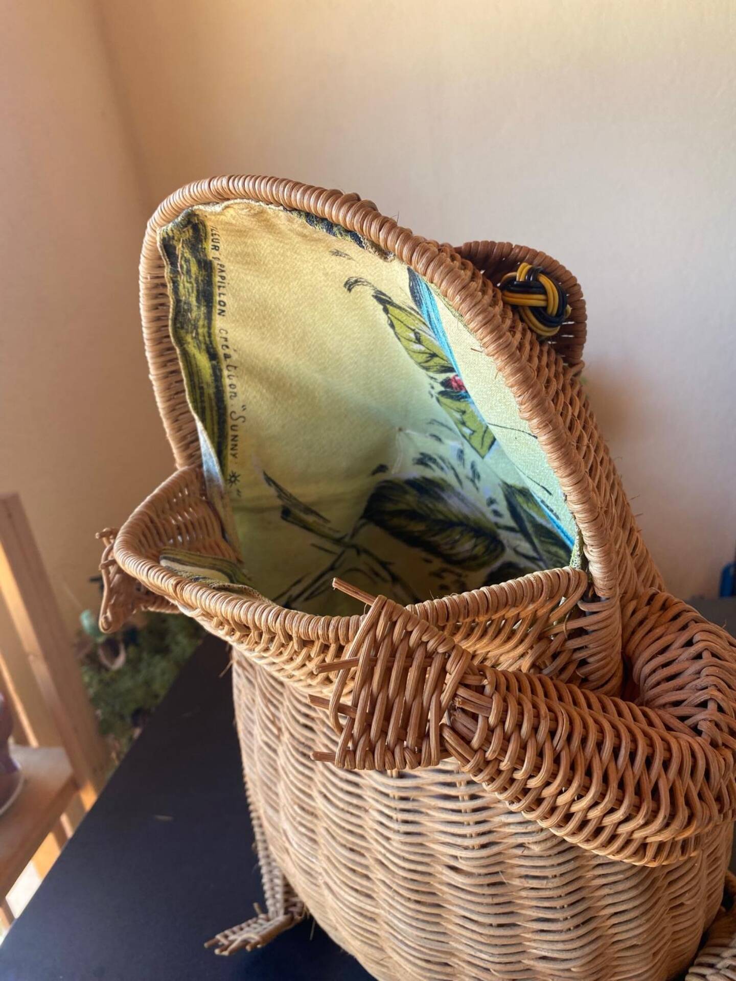 Large vintage 1970s frog magazine rack in rattan — Original fabric