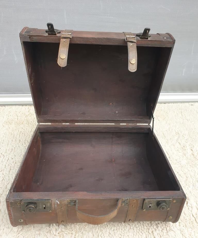 Decorative poplar suitcase with 2 clasps