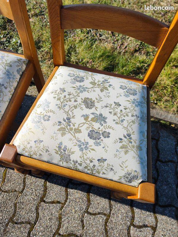 Set of 6 wooden chairs with floral fabric