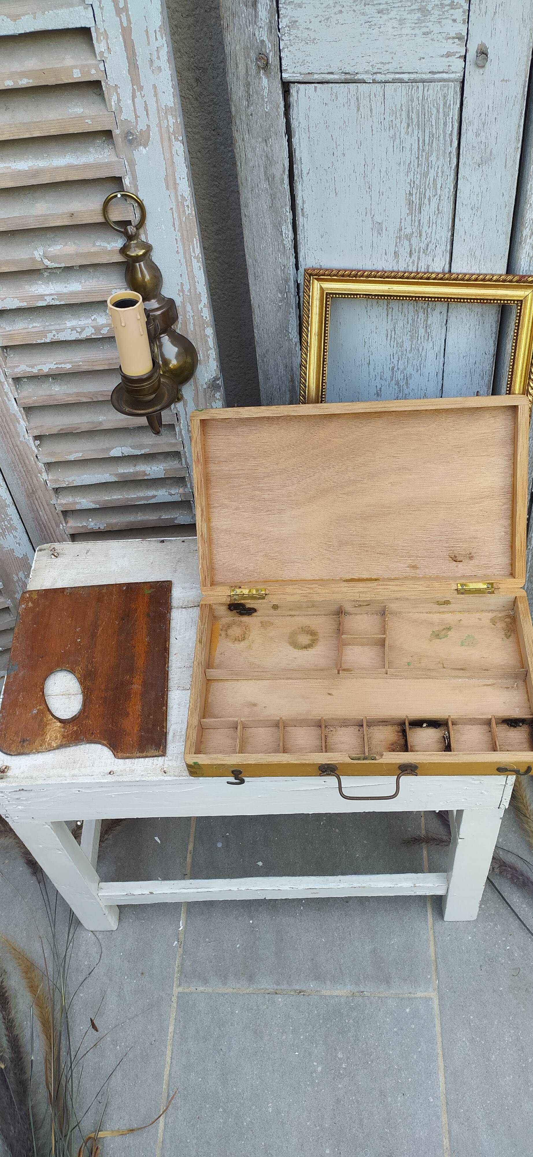 Former painter's box with his palette