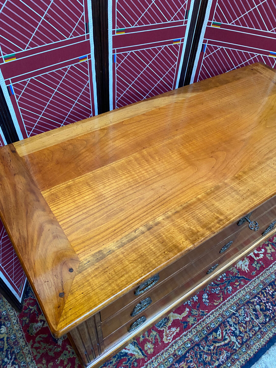 Commode en massif style Louis XVI, 3 tiroirs