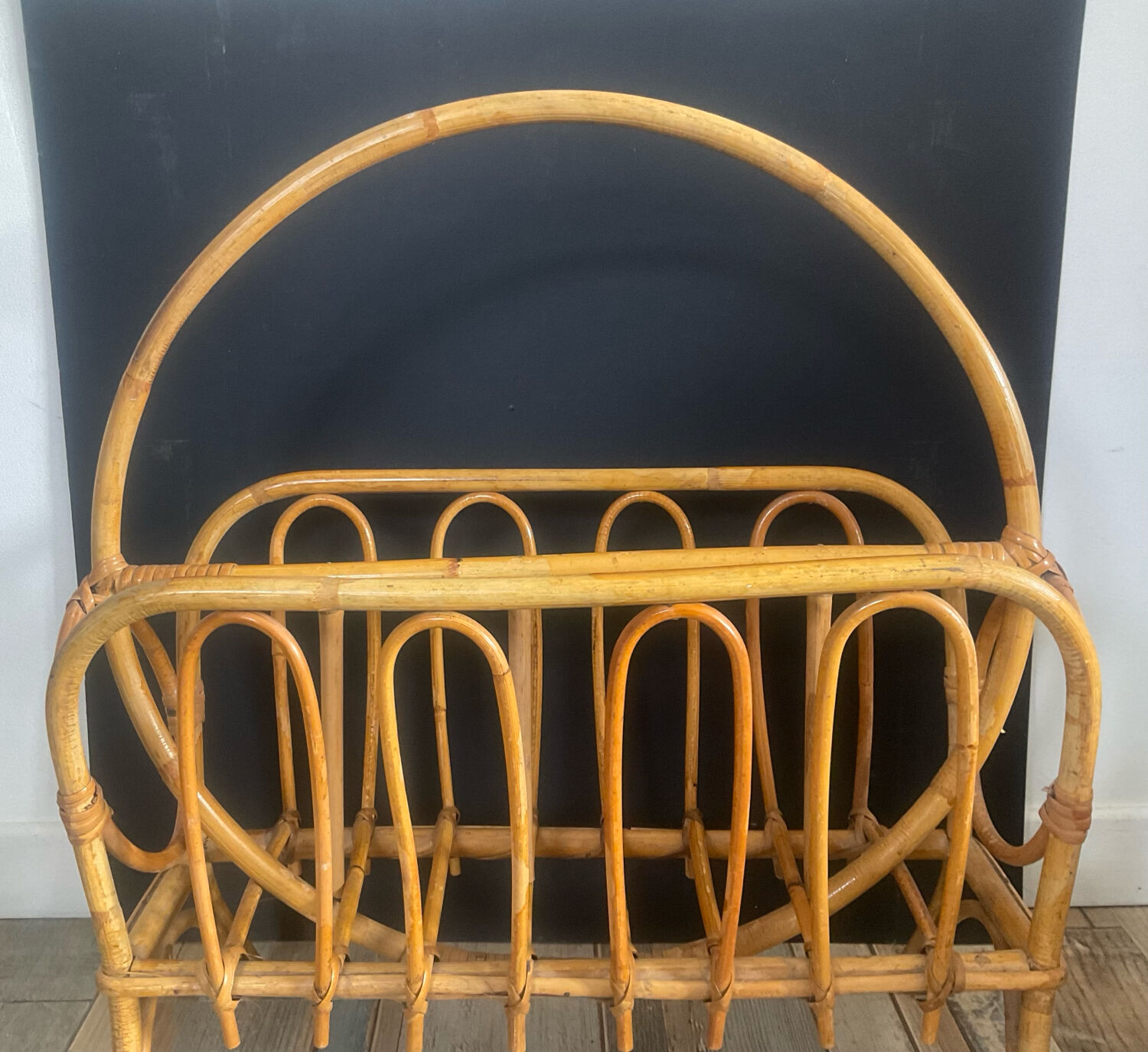 Porte revue vintage en rotin