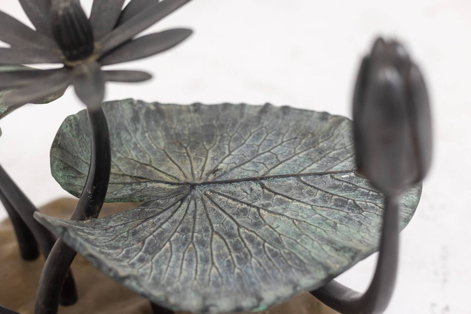 Table basse nénuphar en bronze à deux patines, années 1970