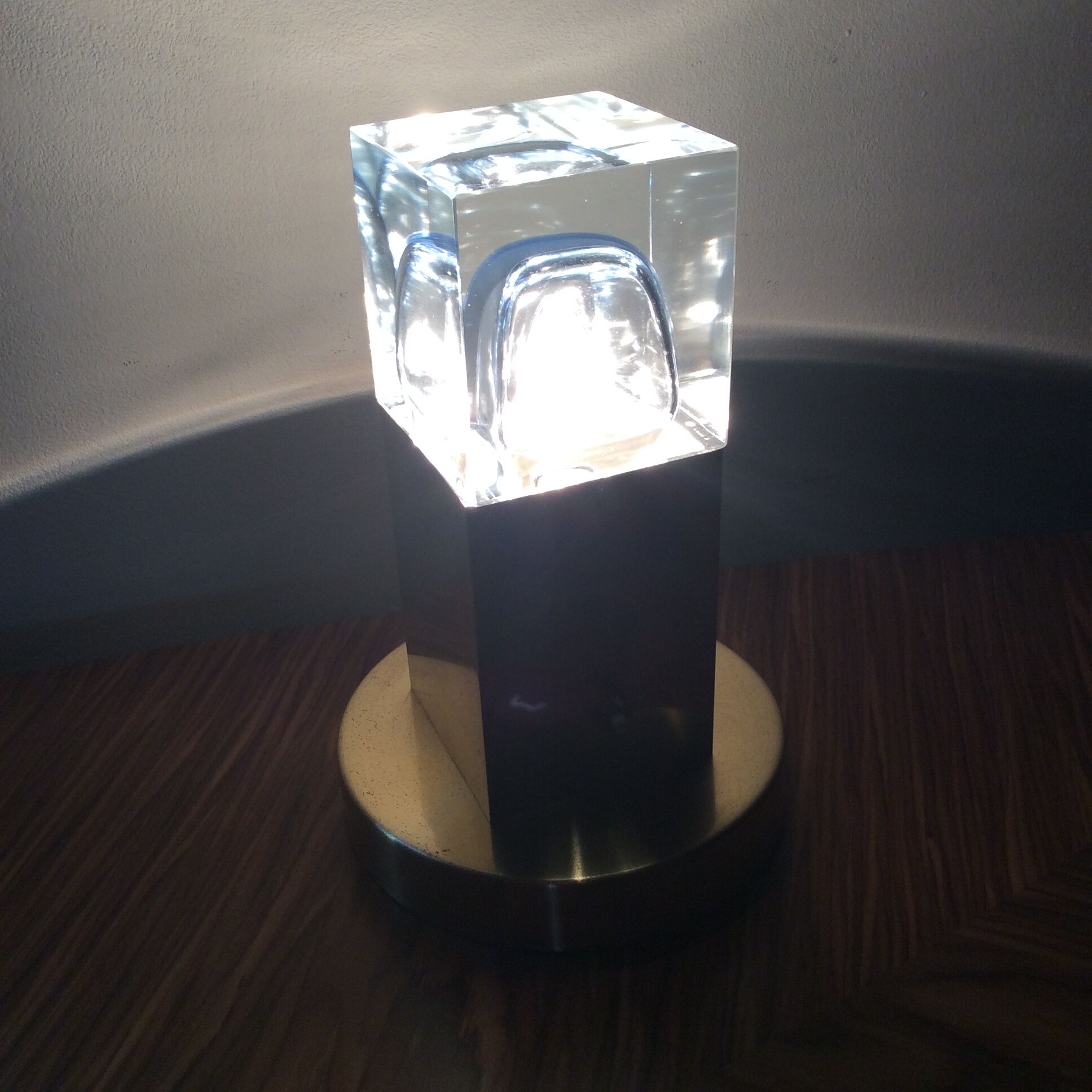 Touch cube lamp in plexiglas and brass 1970