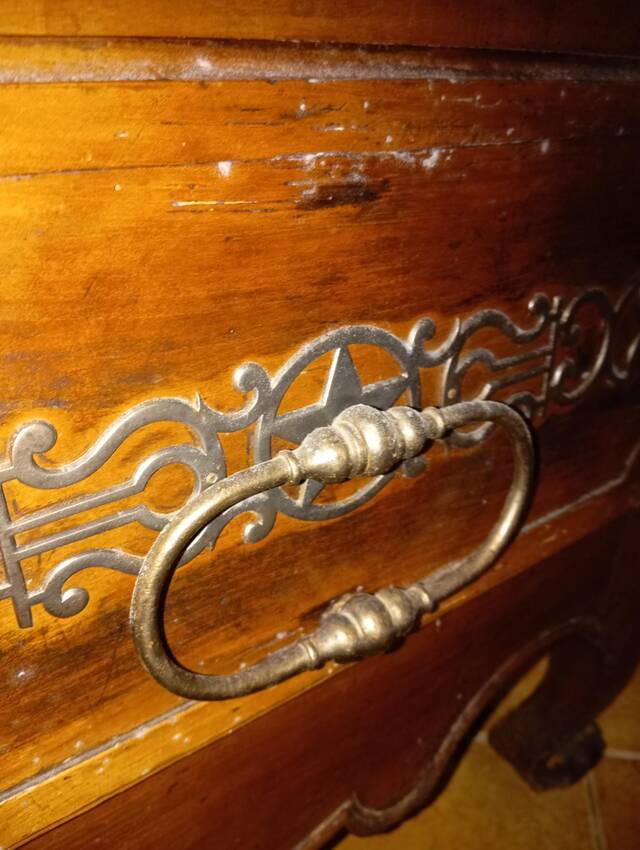 Important regional monoxyle wardrobe in blonde walnut, from the Louis XV period (18th century).