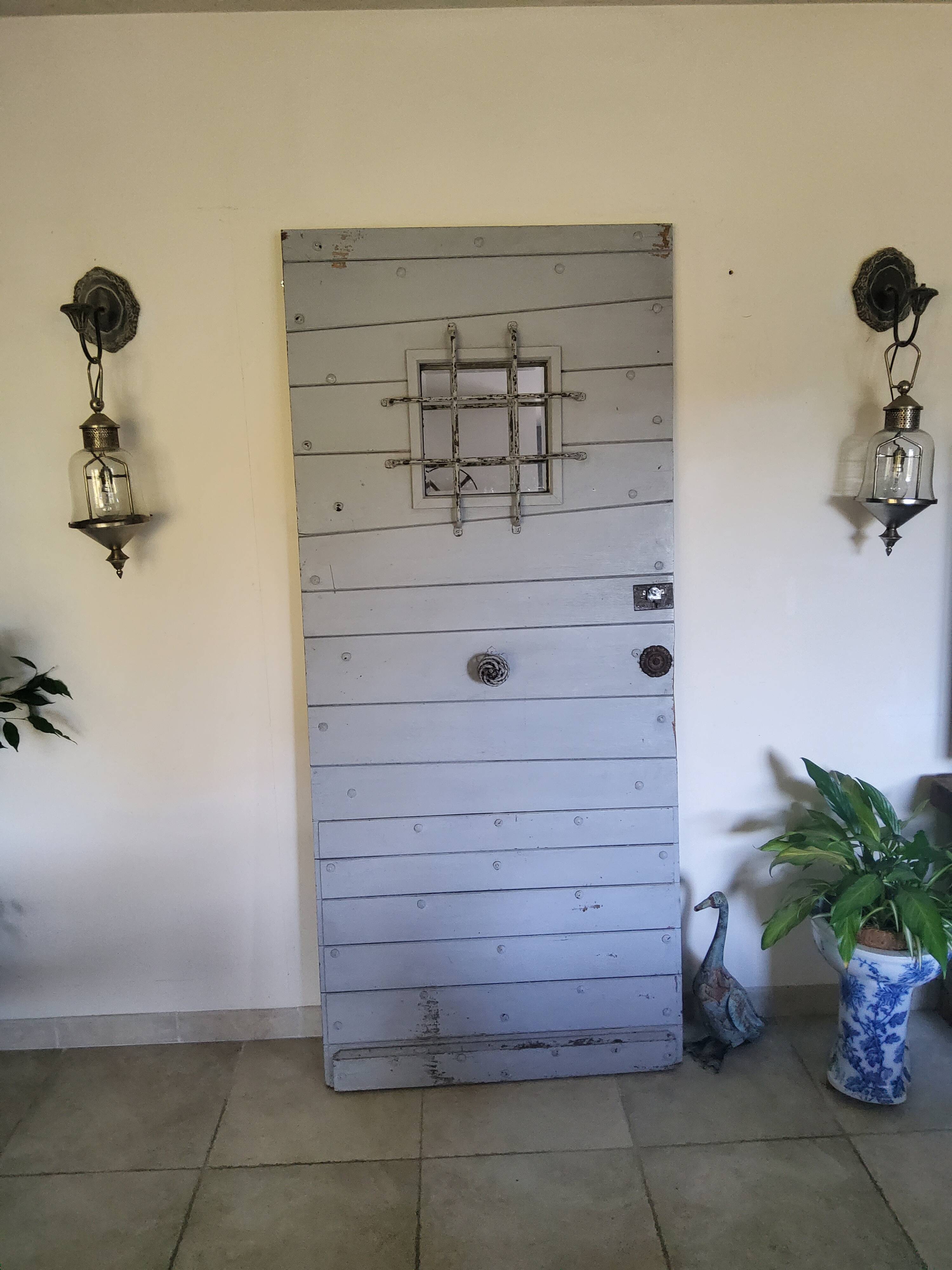 Old Provençal entrance door