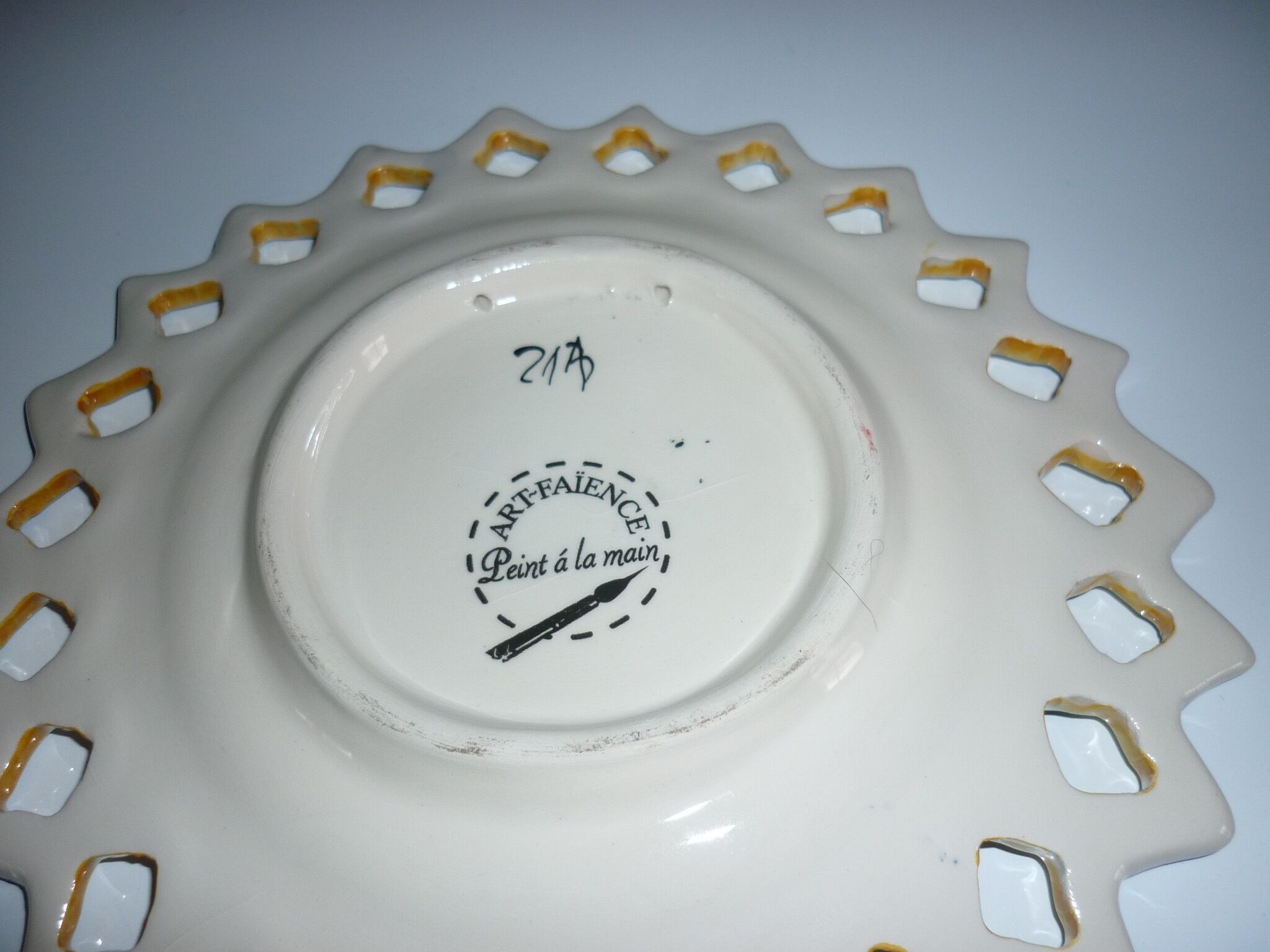 Assiette à beurre ajourée