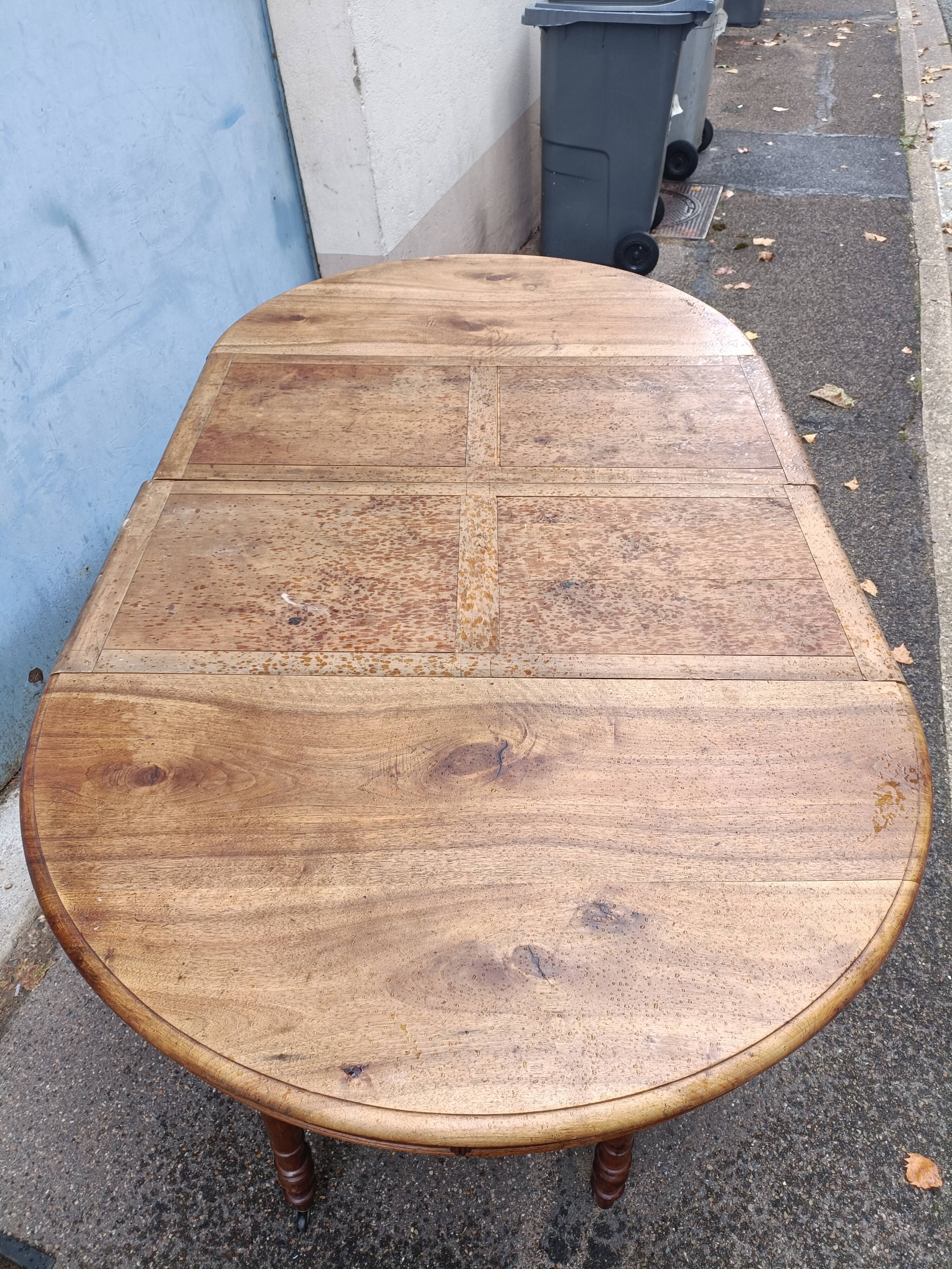 Oval dining room table early xxth walnut