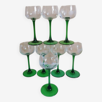 8 verres à vin d'Alsace décor gravé grappe raisins vert