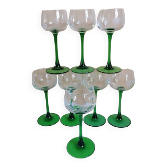 8 Alsace wine glasses with engraved green grape cluster decoration