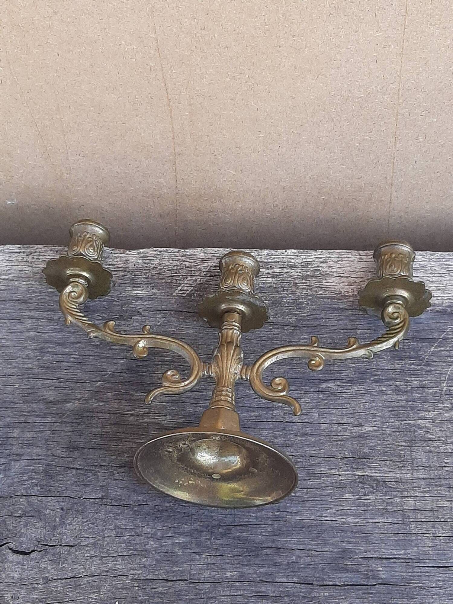 Three-light chandelier in brass metal