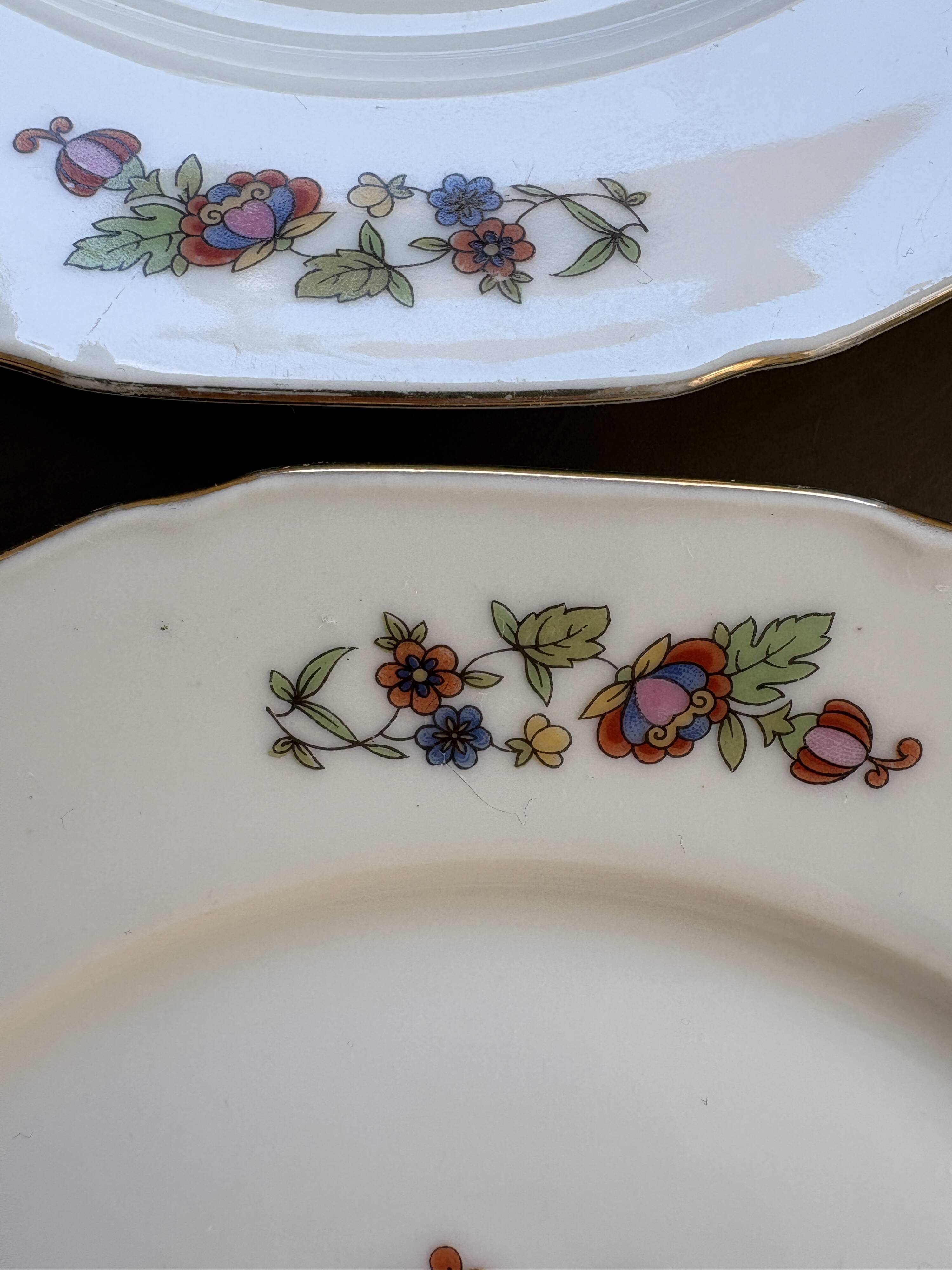 8 Anciennes assiettes à dessert