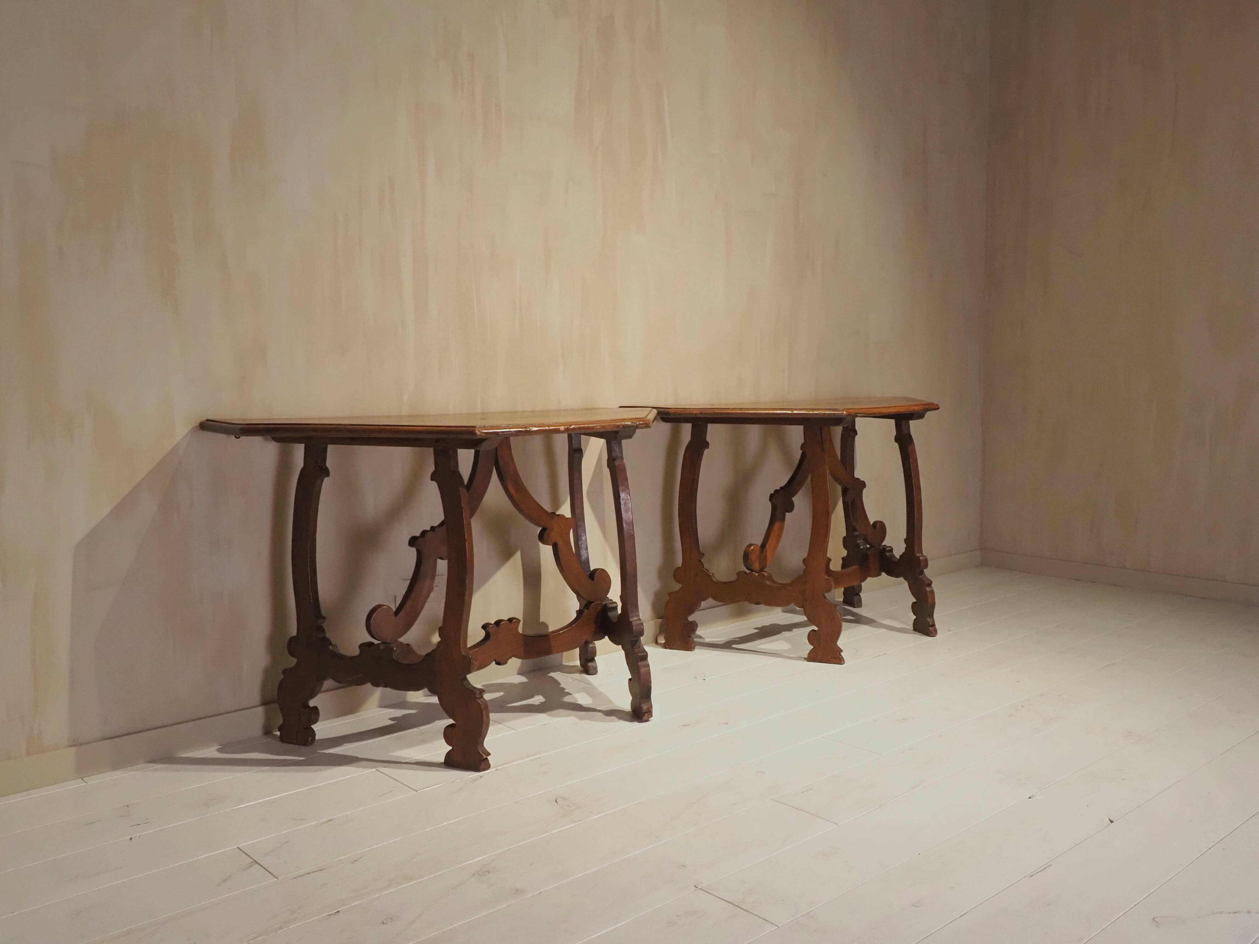Pair of Italian consoles from the 18th century.