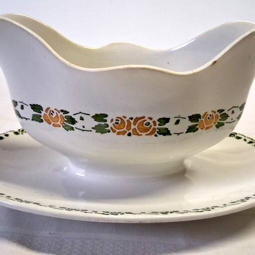 Very pretty gravy boat from Villeroy & Boch in good condition