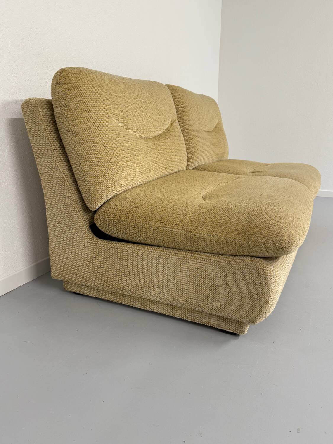 Ancien canapé 2 places convertible en velour design des années 70 vintage