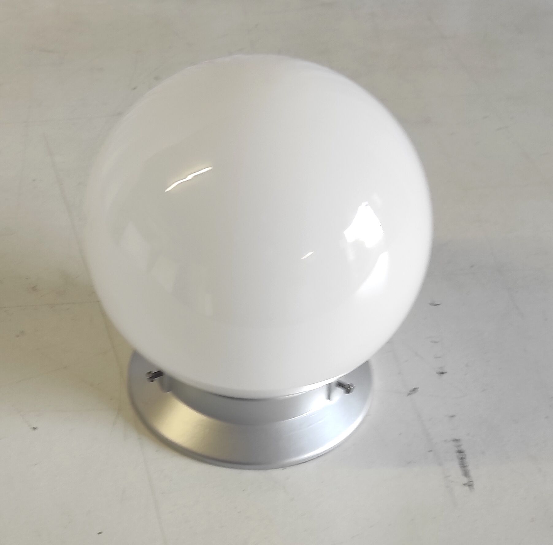 Plafonnier en bakélite et globe opaline blanc, années 50/60