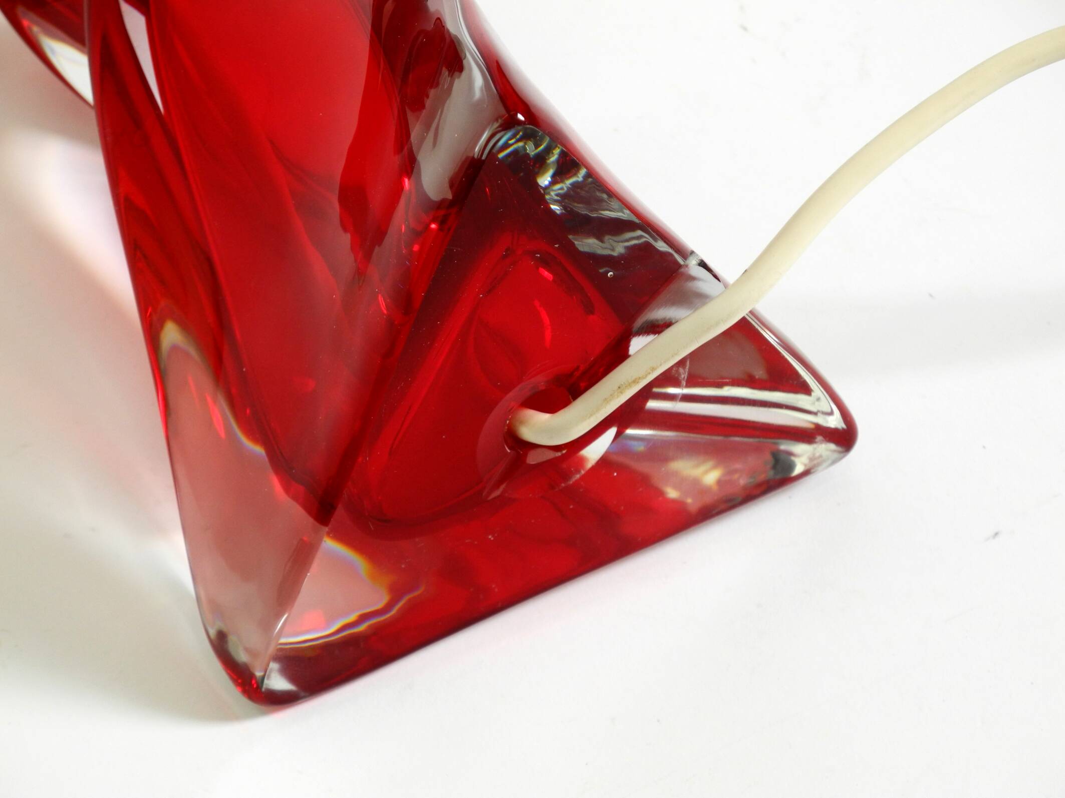 Lampe de table du milieu du siècle en verre cristal solide rouge et transparent.