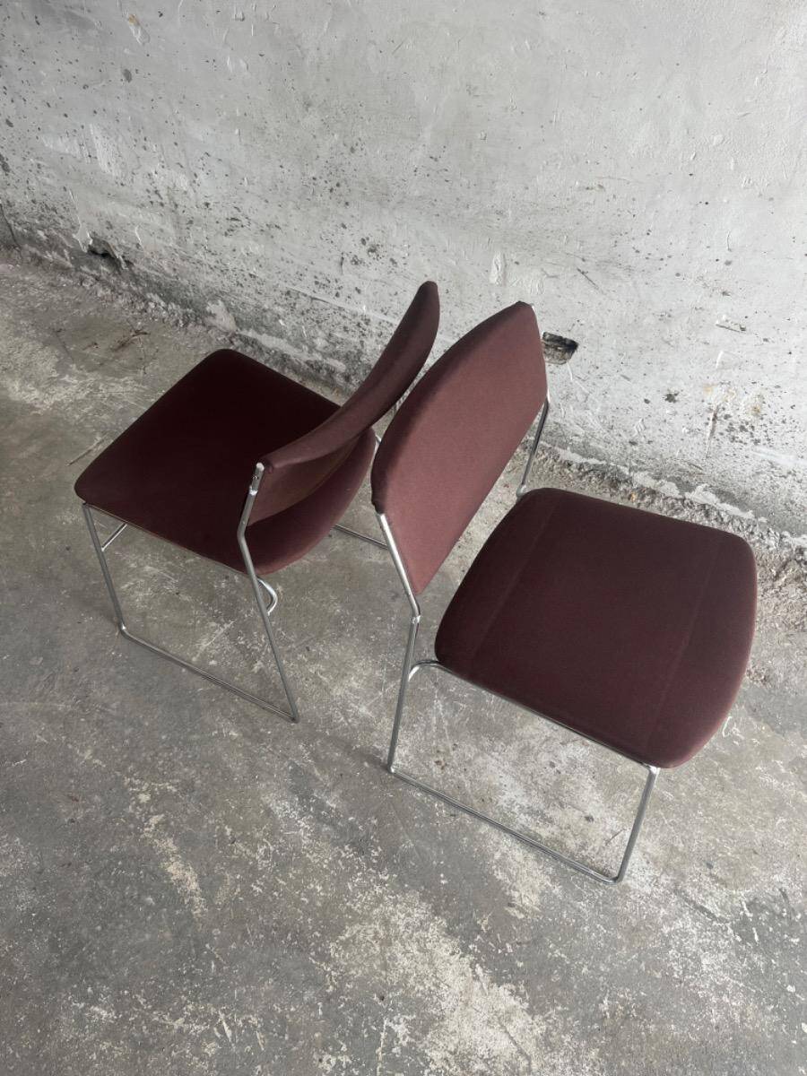 Set of 3 Howe 40/4 stackable chairs in burgundy fabric — Chrome frame, mid-century style