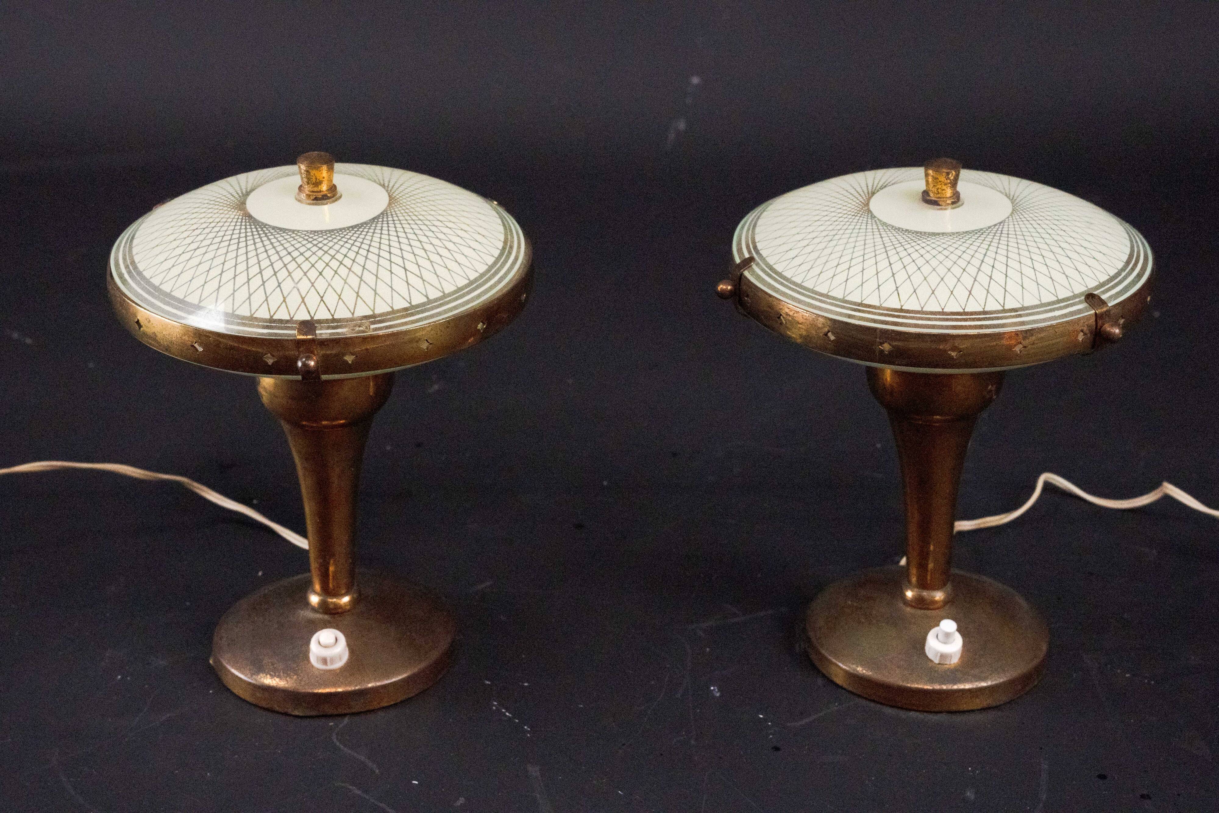 Rare pair of bedside lamps in curved glass attributed to Pietro Chiesa. Ita